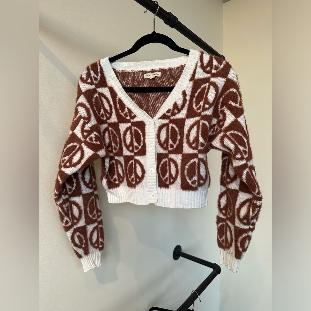Brown Peace sign L.A Hearts sweater 🤎🤍